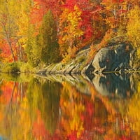 Kanada-Ontario-Simon Lake Park Očuvača za zaštitu parka Šumska i rock reflektirana u Simonskom jezeru